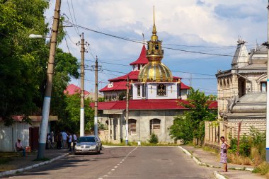 4 Temmuz 2021 Soroca Moldova, çingene dağının elit kesimindeki yol, yerel eğlence. Editör kullanımı için. Arkaplan