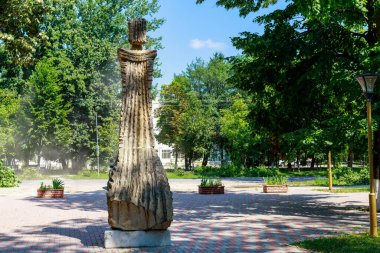 10 Ağustos 2021, Ungheni Moldova. Şehir Central Halk Parkı 'ndaki soyut heykeller, yerel bir gösteri. Editör kullanımı için. Arkaplan