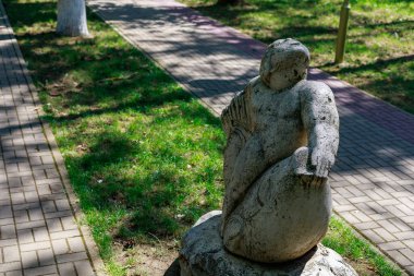 10 Ağustos 2021, Ungheni Moldova. Şehir Central Halk Parkı 'ndaki soyut heykeller, yerel bir gösteri. Editör kullanımı için. Arkaplan