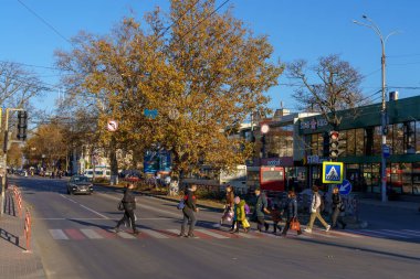 İnsanlar yaya geçidinde karşıdan karşıya geçiyorlar. 11 Kasım 2021 Balti Moldova. Editoryal illüstrasyon kullanımı için. Metin için kopyalama alanı olan arkaplan