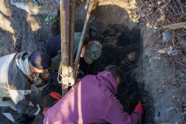 23 Ekim 2021 Balti Moldova arkeolojik kazıları. Çukurdaki arkeolog ekibi çalışma sürecinde..