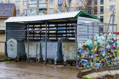 6 Ocak 2022 Balti Moldova çöp kutuları. Editör kullanımı için. Kopyalama alanı olan arkaplan