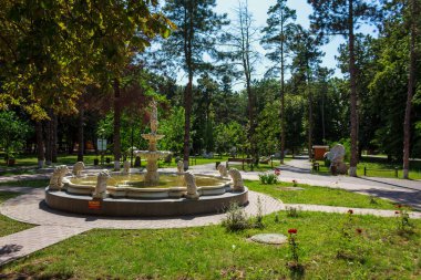 10 Ağustos 2021, Ungheni Moldova şehir çeşmesi. Editör kullanımı için. Arkaplan