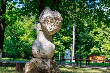 10 Ağustos 2021, Ungheni Moldova. Şehir Central Halk Parkı 'ndaki soyut heykeller, yerel bir gösteri. Editör kullanımı için. Arkaplan