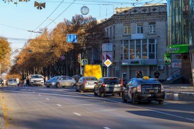 Şehrin merkezi, turistler için tanınabilir bir manzaraya sahip. 11 Kasım 2021 Balti Moldova. Editoryal illüstrasyon kullanımı için. Metin için kopyalama alanı olan arkaplan