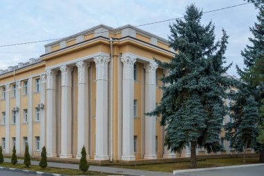 11 Aralık 2021 tarihinde Cahul Moldova kentin merkezi meydanıdır. Turistler için tanınabilir bir manzara. Resimli editör kullanımı için. Metin için kopyalama alanı olan arkaplan