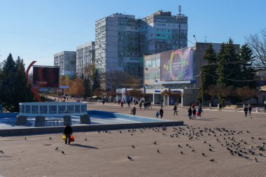 Şehrin merkez meydanı turistler için tanınabilir bir manzaraya sahip. 11 Kasım 2021 Balti Moldova. Editoryal illüstrasyon kullanımı için. Metin için kopyalama alanı olan arkaplan