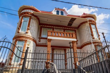 Soroca, Moldova 4 Temmuz 2021 çingene dağının zengin çingenelerin lüks evleri. İllüstrasyon başyazısı. Kopyalama alanı olan arkaplan