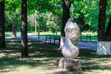 10 Ağustos 2021, Ungheni Moldova. Şehir Central Halk Parkı 'ndaki soyut heykeller, yerel bir gösteri. Editör kullanımı için. Arkaplan