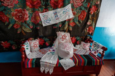 10 Eylül 2021, Chisinau Moldova Otantik Moldova ulusal yatağı, yastık üzerine seçici bir odaklanma. Editör kullanımı için. Arkaplan.