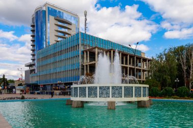 28 Eylül 2021 Balti Moldova Şehri sokağı. İllüstrasyon başyazısı. Şehrin tanınabilir turistik manzarası. Metin için kopyalama alanı olan arkaplan