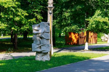 10 Ağustos 2021, Ungheni Moldova. Şehir Central Halk Parkı 'ndaki soyut heykeller, yerel bir gösteri. Editör kullanımı için. Arkaplan