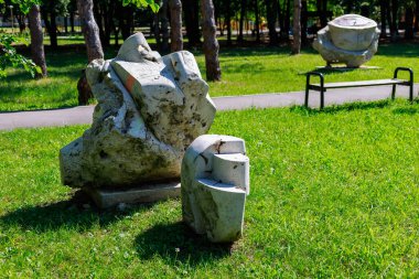 10 Ağustos 2021, Ungheni Moldova. Şehir Central Halk Parkı 'ndaki soyut heykeller, yerel bir gösteri. Editör kullanımı için. Arkaplan