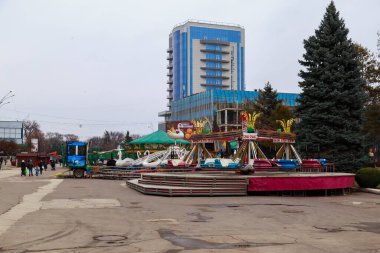 16 Aralık 2021 Balti Moldova Şehri sokağı. İllüstrasyon başyazısı. Şehrin tanınabilir turistik manzarası. Metin için kopyalama alanı olan arkaplan