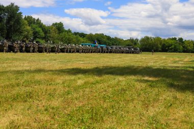 Ulusal ordunun askerleriyiz. Askeri tatbikatlar. 14 Temmuz 2020 Balti Moldova. İllüstrasyon Editörü