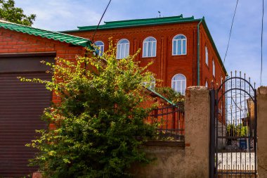 Soroca, Moldova 4 Temmuz 2021 çingene dağının zengin çingenelerin lüks evleri. İllüstrasyon başyazısı. Kopyalama alanı olan arkaplan