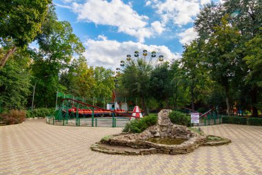 28 Eylül 2021 Balti Moldova Şehri sokağı. İllüstrasyon başyazısı. Şehrin tanınabilir turistik manzarası. Metin için kopyalama alanı olan arkaplan