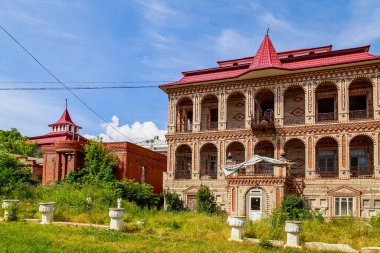 Soroca, Moldova 4 Temmuz 2021 çingene dağının zengin çingenelerin lüks evleri. İllüstrasyon başyazısı. Kopyalama alanı olan arkaplan