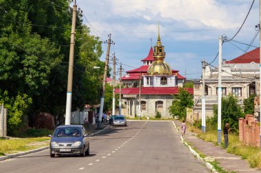 4 Temmuz 2021 Soroca Moldova, çingene dağının elit kesimindeki yol, yerel eğlence. Editör kullanımı için. Arkaplan