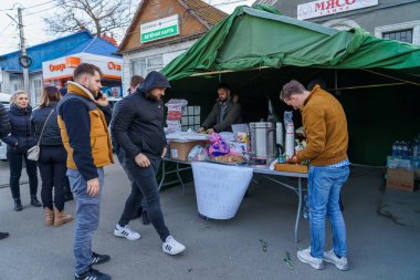26 Şubat 2022 Otachi Moldova. Sınırın Moldova tarafı Ukrayna 'dan gelen mültecileri gümrükte kabul ediyor. Editör kullanımı için