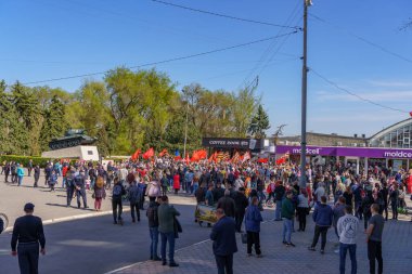 15 Nisan 2022 'de Balti Moldova, St. George kurdelesi yasağını protesto etti. Meydanda bir sürü insan var. Resimli editör arkaplanı