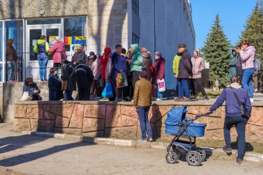 Ukraynalı mülteciler insani yardım merkezindeler. 28 Mart 2022 Balti Moldova. Resimli editoryal kullanım için