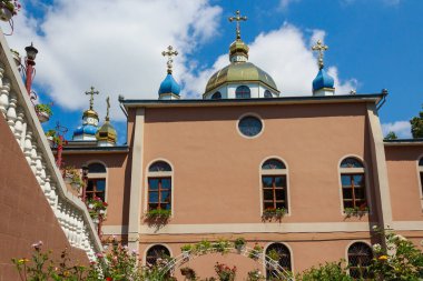 10 Ağustos 2021, Ungheni Moldova. Manastır yerel bir simgedir. Editör kullanımı için. Arkaplan