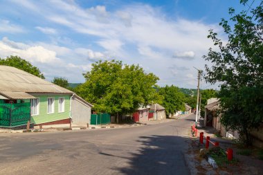 4 Temmuz 2021 Soroca Moldova, çingene dağının elit kesimindeki yol, yerel eğlence. Editör kullanımı için. Arkaplan