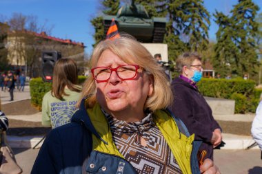 15 Nisan 2022 'de Balti Moldova, St. George kurdelesi yasağını protesto etti. Protestocu emekliler. Resimli editör arkaplanı