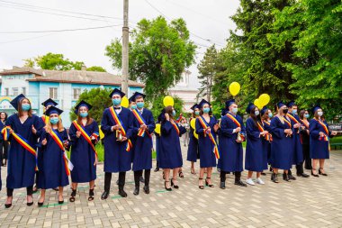 Mezuniyet gününde mezun oluyor. Beltsy, Moldova 31 Mayıs 2021. Sadece editör kullanımı.