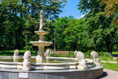 10 Ağustos 2021, Ungheni Moldova şehir çeşmesi. Editör kullanımı için. Arkaplan