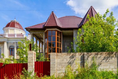 Soroca, Moldova 4 Temmuz 2021 çingene dağının zengin çingenelerin lüks evleri. İllüstrasyon başyazısı. Kopyalama alanı olan arkaplan