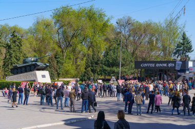 15 Nisan 2022 'de Balti Moldova, St. George kurdelesi yasağını protesto etti. Meydanda bir sürü insan var. Resimli editör arkaplanı