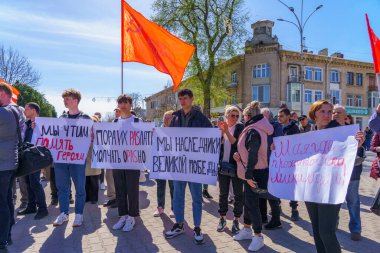 15 Nisan 2022 'de Balti Moldova, St. George kurdelesi yasağını protesto etti. Meydanda bir sürü insan var. Resimli editör arkaplanı
