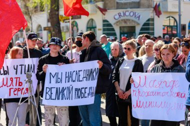 15 Nisan 2022 'de Balti Moldova, St. George kurdelesi yasağını protesto etti. Pankartlı protestocular. Resimli editör arkaplanı