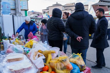 26 Şubat 2022 Otachi Moldova. Ukraynalı mülteciler için market gönüllüsü insani yardım. Resimli editoryal kullanım için