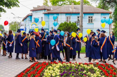 Mezuniyet gününde mezun oluyor. Beltsy, Moldova 31 Mayıs 2021. Sadece editör kullanımı.