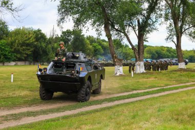 Askeri ağır donanım manevraları. Askeri tatbikatlar. 14 Temmuz 2020 Balti Moldova. İllüstrasyon Editörü