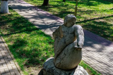 10 Ağustos 2021, Ungheni Moldova. Şehir Central Halk Parkı 'ndaki soyut heykeller, yerel bir gösteri. Editör kullanımı için. Arkaplan