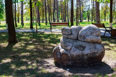 10 Ağustos 2021, Ungheni Moldova. Şehir Central Halk Parkı 'ndaki soyut heykeller, yerel bir gösteri. Editör kullanımı için. Arkaplan