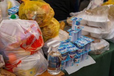 26 Şubat 2022 Otachi Moldova. Ukraynalı mülteciler için market gönüllüsü insani yardım. Resimli editoryal kullanım için