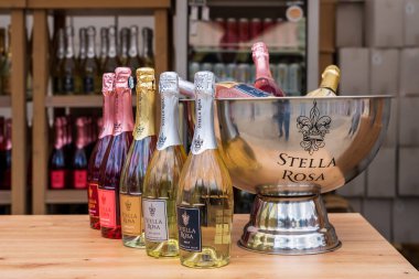 Bir şişe köpüklü şarap ya da şampanya. Sokak yemeği festivalinde içecekler. 25 Haziran 2022 Balti Moldova. İllüstrasyon Editörü