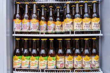 Biralı şişeler. Sokak yemeği festivalinde içecekler. 25 Haziran 2022 Balti Moldova. İllüstrasyon Editörü