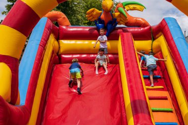 Şişirilebilir kaydırak. Bir sokak festivalinde çocukların eğlenmesi için bir alan. 25 Haziran 2022 Balti Moldova. İllüstrasyon Editörü