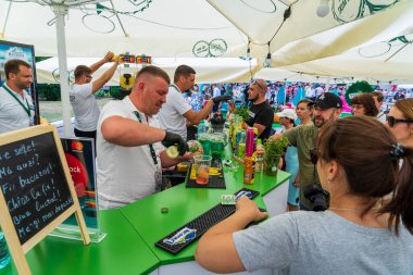 Kokteyl tezgahı. Sokak yemekleri festivalinde barmenler iş başında. 25 Haziran 2022 Balti Moldova. İllüstrasyon Editörü