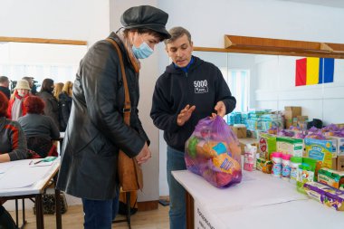 Ukraynalı mülteciler insani yardım merkezindeler. 28 Mart 2022 Balti Moldova. Resimli editoryal kullanım için