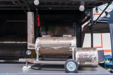 Sokak yemeği festivalinde tütsülenmiş et ve sebzelerle dolu bir tezgah. 25 Haziran 2022 Balti Moldova. İllüstrasyon Editörü