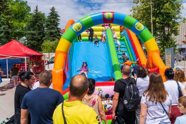 Şişirilebilir kaydırak. Bir sokak festivalinde çocukların eğlenmesi için bir alan. 25 Haziran 2022 Balti Moldova. İllüstrasyon Editörü