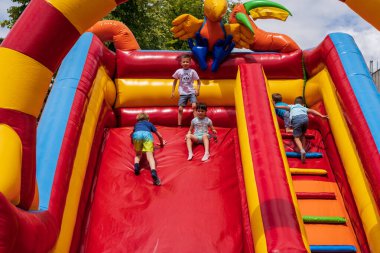 Şişirilebilir kaydırak. Bir sokak festivalinde çocukların eğlenmesi için bir alan. 25 Haziran 2022 Balti Moldova. İllüstrasyon Editörü