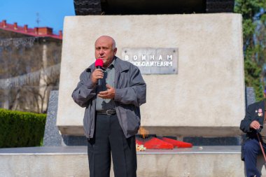 15 Nisan 2022 'de Balti Moldova, St. George kurdelesi yasağını protesto etti. Protestocu emekliler. Resimli editör arkaplanı